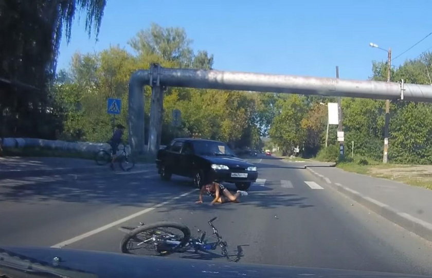 Rowerzystka wjechała na przejście dla pieszych. To był błąd!