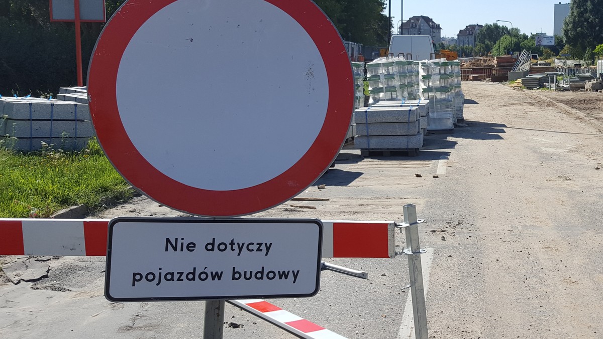 Prawie dwa miliony złotych trafiły do świętokrzyskich samorządów na usuwanie skutków klęsk żywiołowych. Wszystko dzięki oszczędnościom z wcześniejszych przetargów. Dotacje pozwolą wyremontować ponad dziewięć kilometrów dróg zniszczonych przez nawalne deszcze.