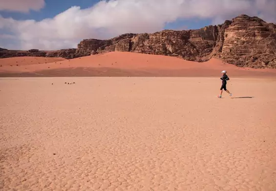 40 maratonów po 7 pustyniach w 7 tygodni. Ryzykuje zdrowie, żeby zwrócić uwagę na ważny problem