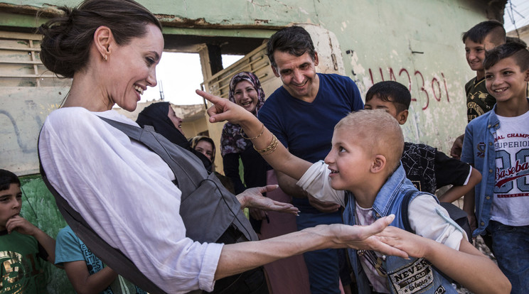Angelina Jolie találkozott
a felszabadított városban
élő, nélkülöző családokkal és gyerekekkel /Fotó: MTI EPA - Andrew McConnell