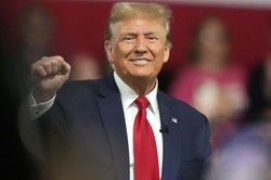 Donald Trump sprzedaje złote buty. Polityk chce zostać projektantem?