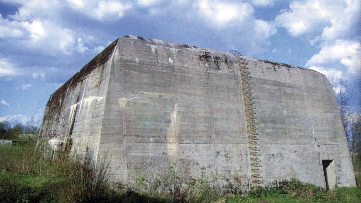 Odwiertu w jednym z bunkrów i badanie wnętrza kamerą dokonają 15 czerwca specjaliści w Mamerkach. Władze tamtejszego muzeum podejrzewają, że znajduje się tam skrytka. Być może kryje jeden z największych zrabowanych przez Niemców skarbów – Bursztynową Komnatę.