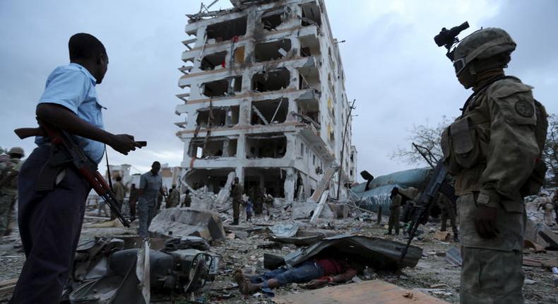 Somali government soldiers stand outside the ruins of the Jazeera hotel after an attack in Somalia's capital Mogadishu, July 26, 2015. REUTERS/Feisal Omar TEMPLATE OUT