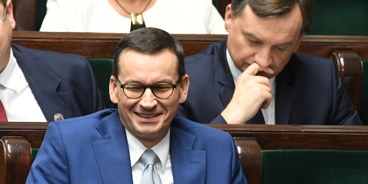 Mateusz Morawiecki zapowiedział podczas sobotniej konwencji PiS wprowadzenie mechanizmu uzależniającego wysokość składek na ZUS od dochodów firmy. Minister przedsiębiorczości Jadwiga Emilewicz wyjaśniała jednak, że zmiany mają dotyczyć tylko przedsiębiorców z najniższymi zarobkami.