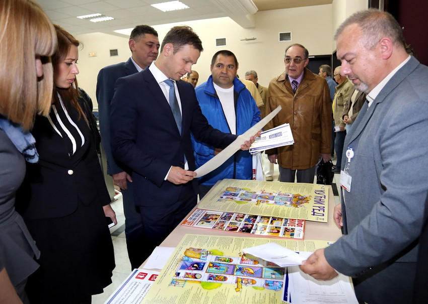 Gradonačelniku su pokazali i obaveštenja koja građani mogu da postave u zgradama