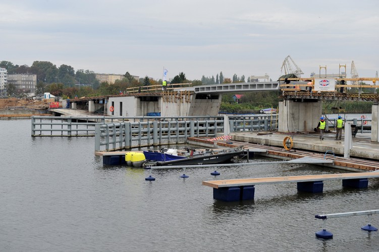 W porcie jachtowym na Wyspie Grodzkiej powstaną pomosty i obiekty umożliwiające cumowanie 80 jednostek oraz slip umożliwiający wodowanie. <br><br> fot. (mb/zuz) PAP/Marcin Bielecki