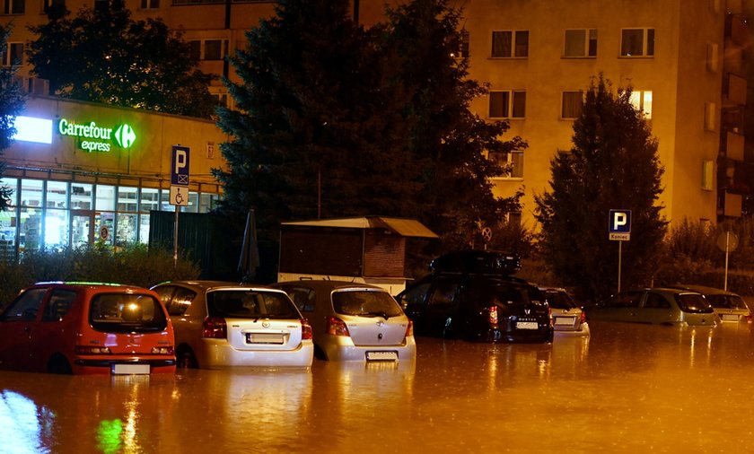 Ulewy w Małopolsce. Kraków zalany. Woda przerwała wał ...