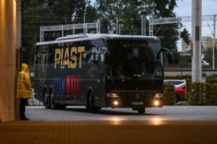 Klubowy autokar zawiózł ludzi na marsz 4 czerwca. Teraz Piast tłumaczy się przed kibicami [WIDEO]