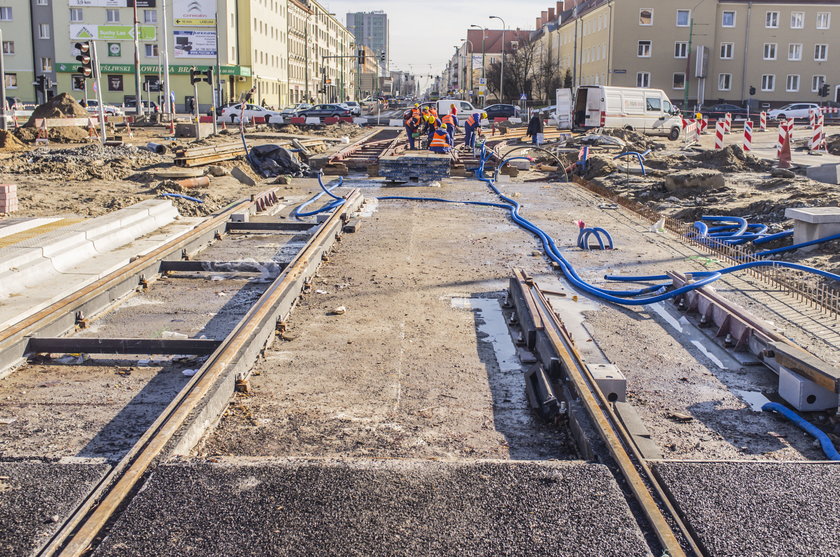 Wyburzyli nowy odcinek torowiska na ulicy Dąbrowskiego