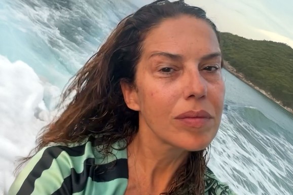 NATAŠA NINKOVIĆ (54) BEZ TRUNKE ŠMINKE SA RAZBARUŠENOM KOSOM Glumica se snima na brodu preplanula: Plovi Jadranom, pokazala skroz prirodno izdanje