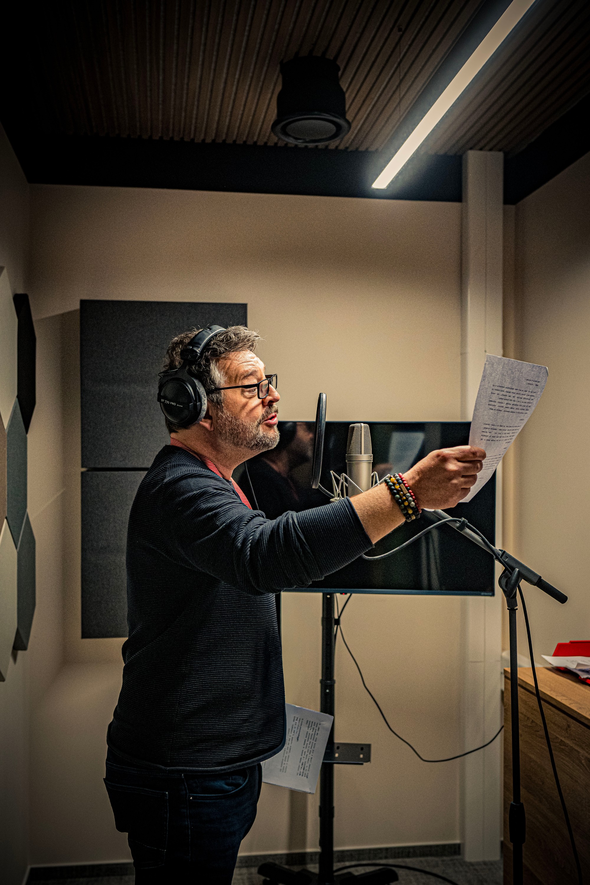 Michal Hudák načítava komentáre k reality šou Mama, ožeň ma.