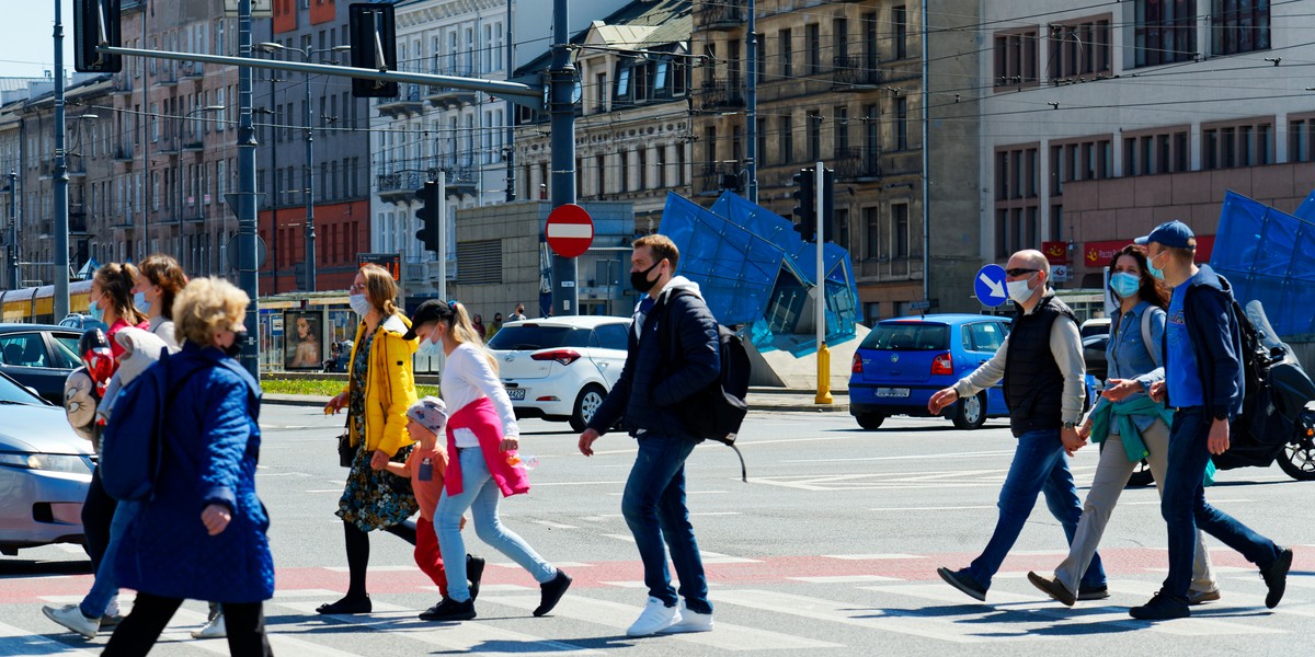 Wśród osób sceptycznych wobec działań rządu przeważają kobiety i osoby młode.