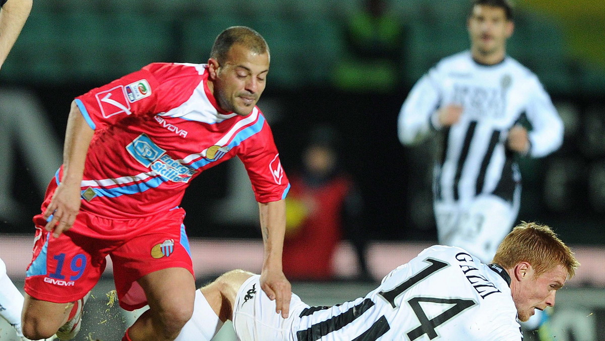 AC Siena przegrała z Catania Calcio 0:1 (0:1) w zaległym meczu 21. kolejki włoskiej Serie A. Jedynego gola z rzutu karnego w 23. minucie zdobył Francesco Lodi.