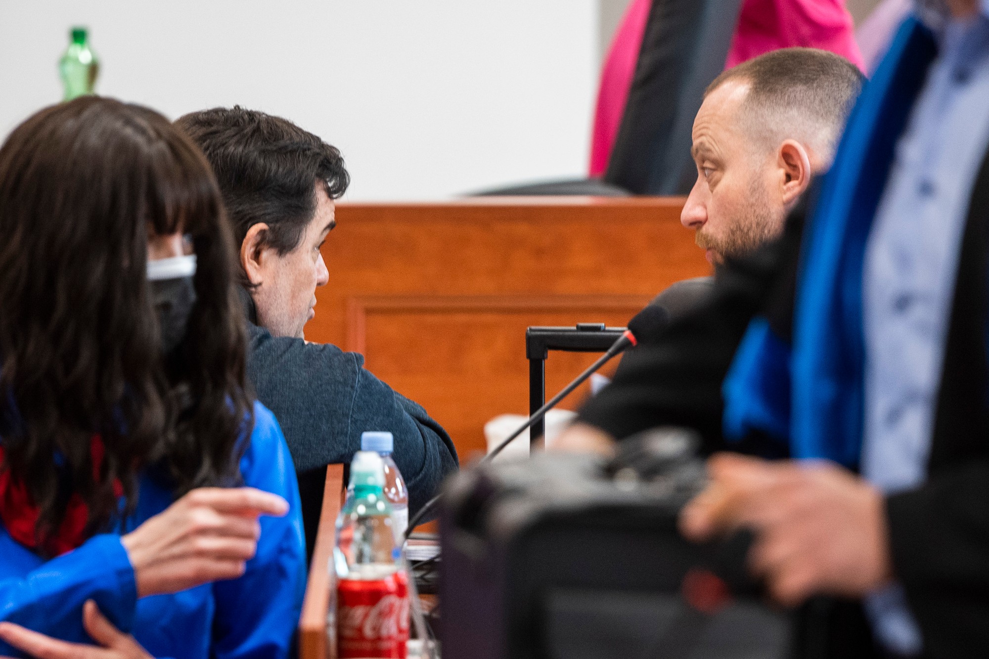 Obžalovaná Alena lena Zsuzsová, Marian Kočner a jeho obhajca Marek Para na Špecializovanom trestnom súde (ŠTS) v Pezinku v piatok 12. mája 2023.