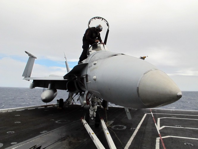 Lotniskowiec USS Nimitz płynie w kierunku Syrii