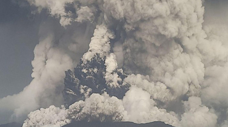 A tongai vulkánkitörés elképesztő méreteire jellemző, hogy a tűzhányó kifúvása akkorára növelhette a légnyomást a vulkán felett, ami extrém magasságban is megteremtette a feltételeket a villámláshoz, ott ahol már egyébként olyan ritka a légkör, hogy sohasem jelenhetne meg a statikus elektromosságból származó kisülés. / Fotó: NorthFoto
