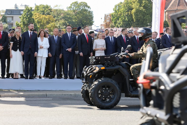 Warszawa, 15.08.2025. Defilada wojskowa na warszawskiej Wisłostradzie, w ramach obchodów Święta Wojska Polskiego, 15 bm. Tegoroczna defilada wojskowa odbywa się pod hasłem „Dziękujemy za Waszą służbę”. (mr) PAP/Marcin Obara