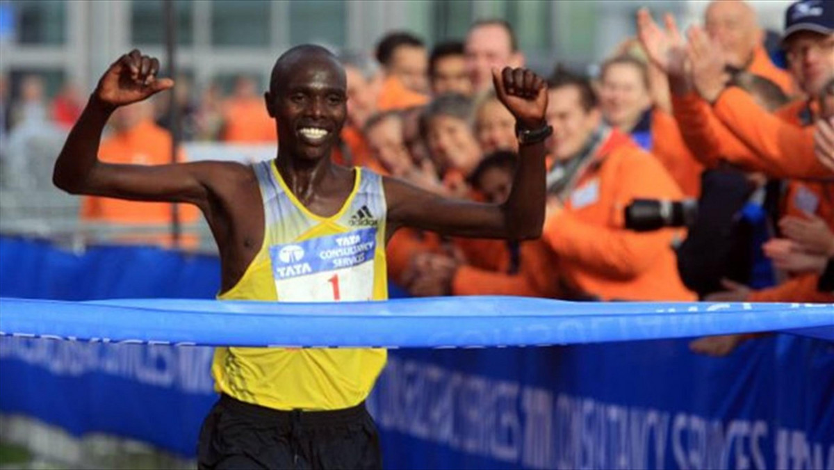 Pod koniec września Denis Kimetto ustanowił rekord świata w maratonie. W Berlinie Kenijczyk pokonał dystans 42,195 km w czasie 2:02:57. W niedzielę 19 października odbędzie się kolejny słynny bieg – 39. TCS Amsterdam Marathon, w którym choć rekord świata pewnie nie padnie, to dzięki transmisji w Eurosporcie będzie można śledzić rywalizację najlepszych zawodników świata od startu do mety.