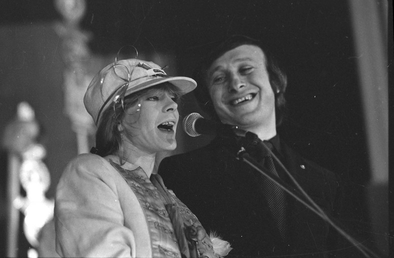 Ewa Wnuk i Jonasz Kofta podczas spektaklu jubileuszowego Piwnicy Pod Baranami (1981)