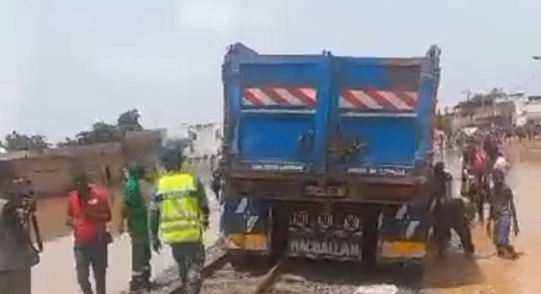 Camion sur les rails de Touba