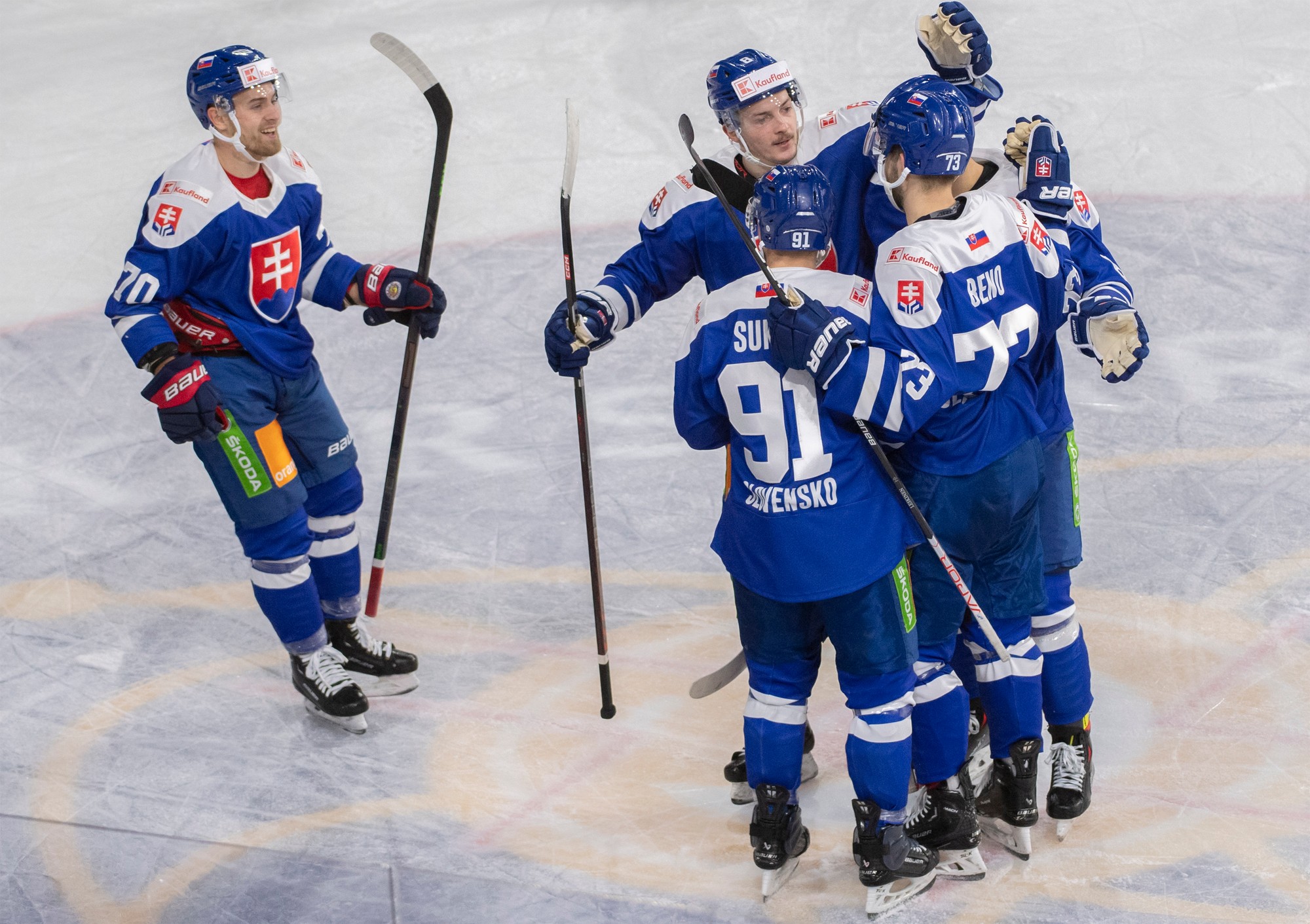Gólová radosť slovenských hokejistov v zápase Rakúsko - Slovensko na Nemeckom pohári 2022 v Krefelde.