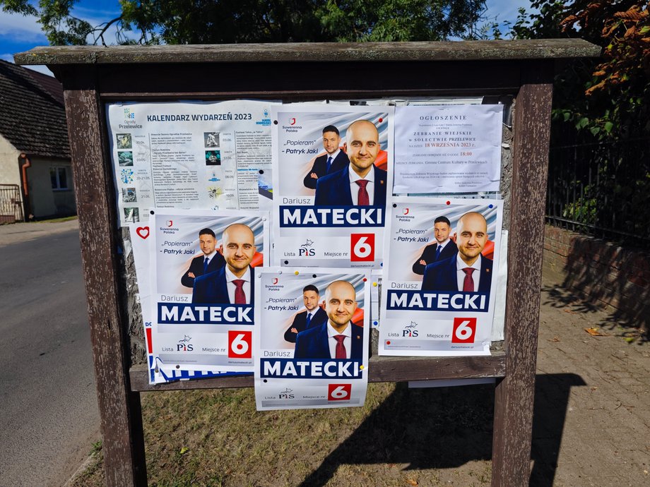 Dariusz Matecki promuje się mocno i na dożynkach, i na plakatach