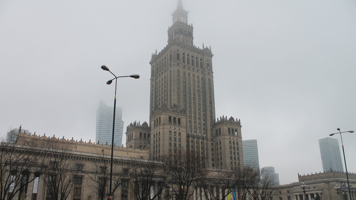 Zapowiadają się gorące wiosna i lato. Przynajmniej na placu Defilad w Warszawie. W tym roku na rozległej przestrzeni przed Pałacem Kultury i Nauki odbędą się m.in. imprezy z okazji 60-lecia jego istnienia, a także festiwal muzyki niezależnej, pokazy filmowe, wystawy. Na placu stanie też ponownie 25-metrowy stół.