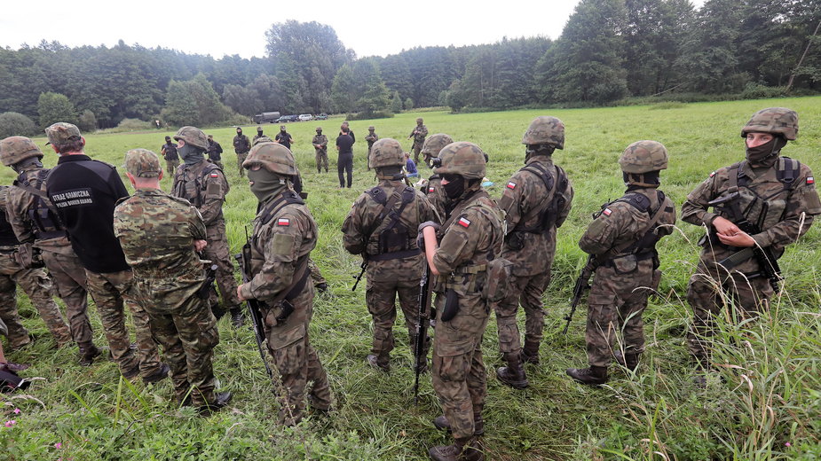 Straż graniczna i żołnierze WP przy granicy z Białorusią w pobliżu miejscowości Usnarz Górny k. Krynek. Zdjęcie z sierpnia 2021 r.