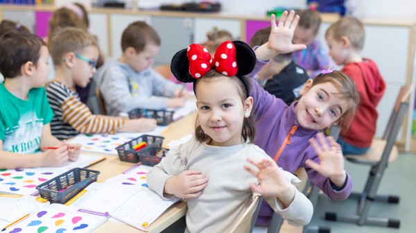 Każde dziecko ma zapewnione miejsce w swojej szkole obwodowej. Jeżeli natomiast rodzić chce zapisać je do innej placówki, może to zrobić w II etapie.