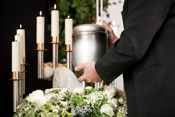 Urna, skremowane zwłoki, kremacja, pogrzeb, pochówek, śmierć. / fot. Shutterstock
