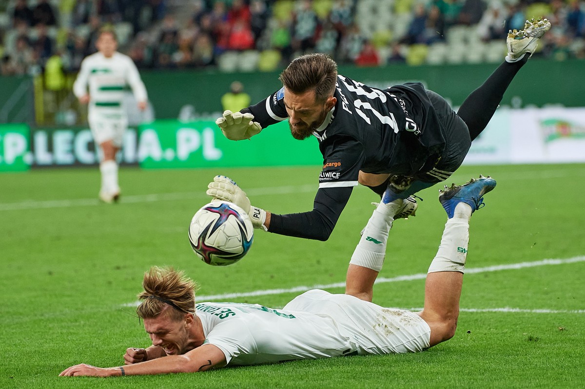 Zawodnik Lechii Gdańsk Kacper Sezonienko (dół) i bramkarz Piasta Gliwice Frantisek Plach podczas meczu 8. kolejki piłkarskiej Ekstraklasy