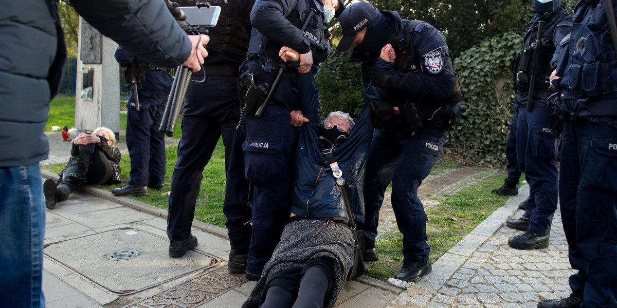 Babcia Kasia zatrzymana podczas protestu w obronie sędziego Tulei. 