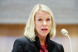 Norweska szefowa dyplomacji wylatuje z rządu. Winnym jej mąż?
