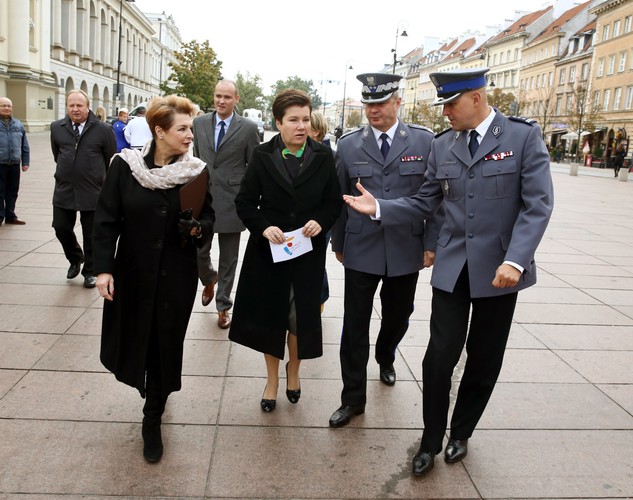 Prezydent Warszawy Hanna Gronkiewicz-Waltz (2L), komendant główny policji Marek Działoszyński (2P), komendant stołeczny policji Michał Domaradzki (P) i szefowa Biura Bezpieczeństwa i Zarządzania Kryzysowego Ewa Gawor (L) podczas uroczystego przekazania warszawskim policjantom radiowozów