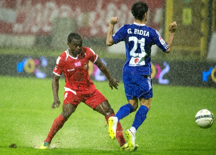 Basen na boisku. Mecz Widzew - Piast przerwany