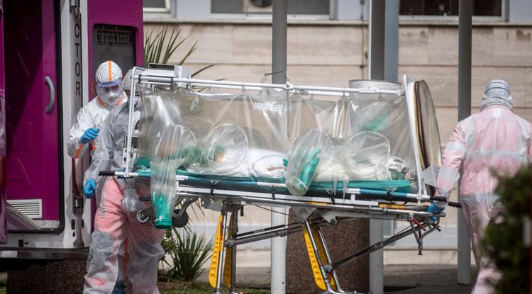 Koronavírusos beteget szállítanak egy római kórházba