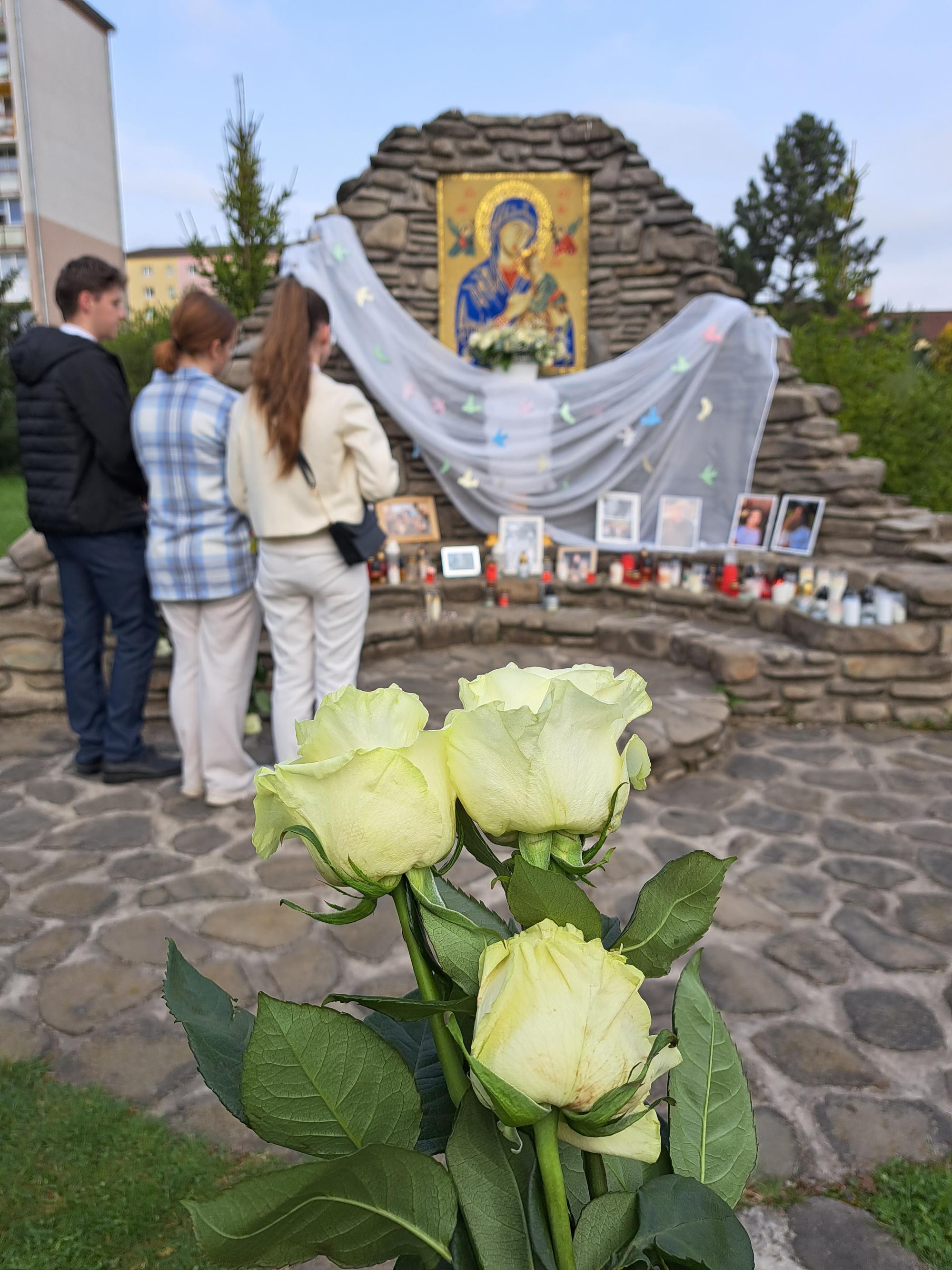 Stovky ľudí sa v Starej Ľubovni lúčili s trojicou mladých dievčat, ktoré tragicky zahynuli pod kolesami autobusu v Spišskom Podhradí.