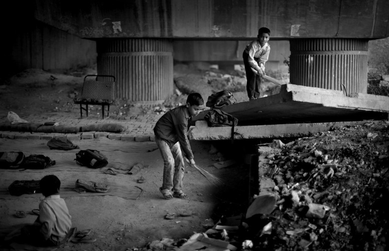 Nagroda specjalna w kategorii Contemporary Issues reportaż - fotografie Altafa Qadri przedstawiające szkołę w Indiach w pobliżu metra