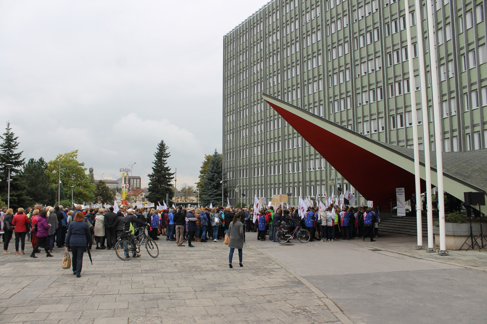 Kielce: "NIE" dla reformy edukacji. Głośny protest świętokrzyskich nauczycieli