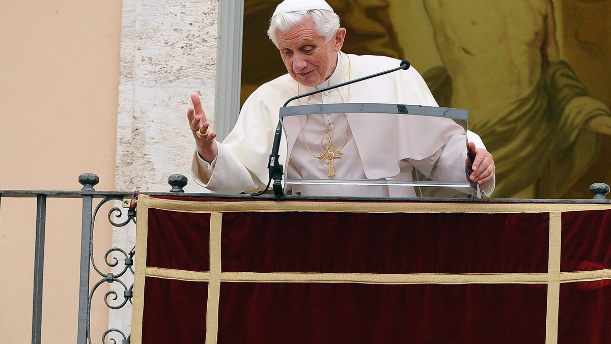 Papież Benedykt XVI przybył przed południem do Madrytu, gdzie do niedzieli będzie gościem XXVI Światowych Dni Młodzieży (ŚDM). Papież zaapelował do młodych ludzi, by pokonywali trudności, sięgając do swych głębokich chrześcijańskich korzeni.