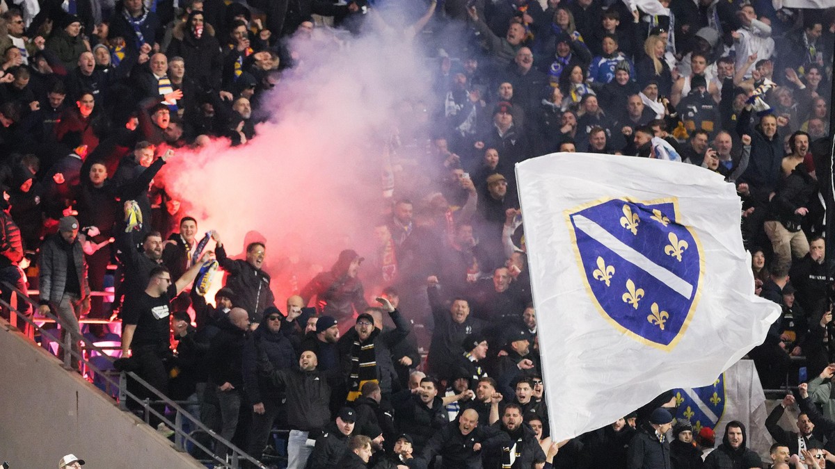 Navijači Bosne i Hercegovine na utakmici protiv Velsa u Kardifu u polufinalu kvalifikacija za Svetsko prvenstvo 2026. | Foto: DIMITRIS LEGAKIS/EPA/Shutterstock