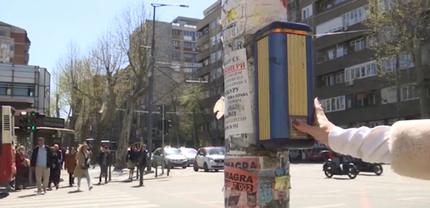 Taster je ispod, pritiskate pogrešno!