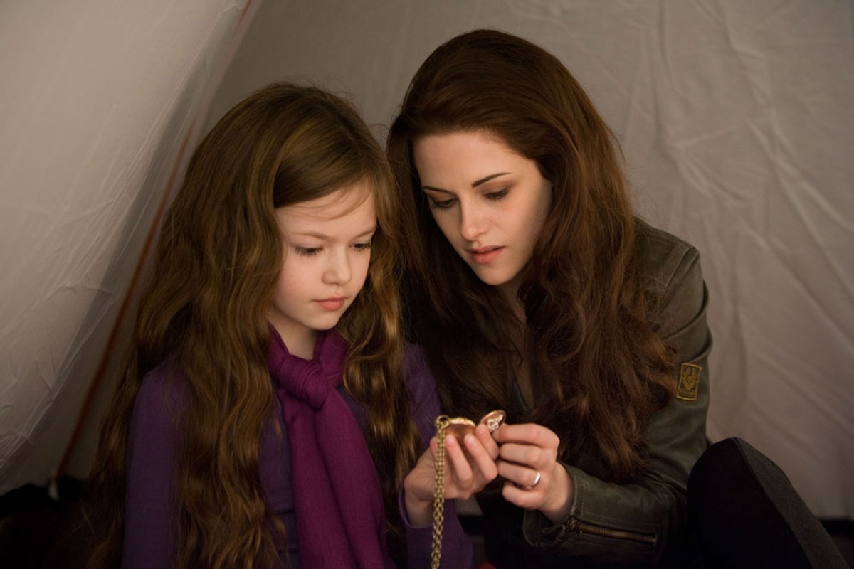 Kristen Stewart i Mackenzie Foy w filmie Saga "Zmierzch": Przed świtem. Część 2