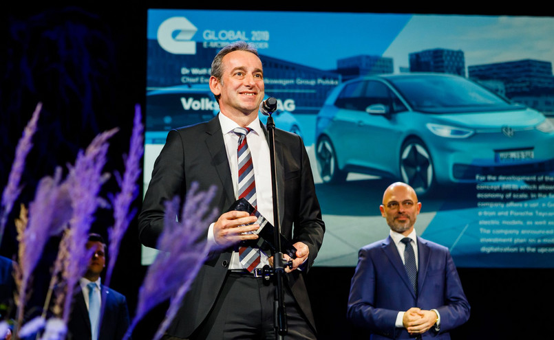 Nagrodę "Global e-Mobility Leader" odebrał Wolf-Stefan Specht, prezes zarządu Volkswagen Group Polska, a wręczał ją sam minister klimatu Michał Kurtyka