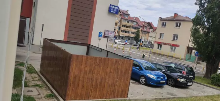 Tego jeszcze nie było. "Parawaning" na parkingu. Ludzie przecierają oczy