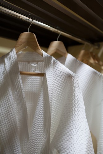 Pięciogwiazdkowe hotele i motele muszą zapewniać szlafroki odpowiadające liczbie osób w pokoju.