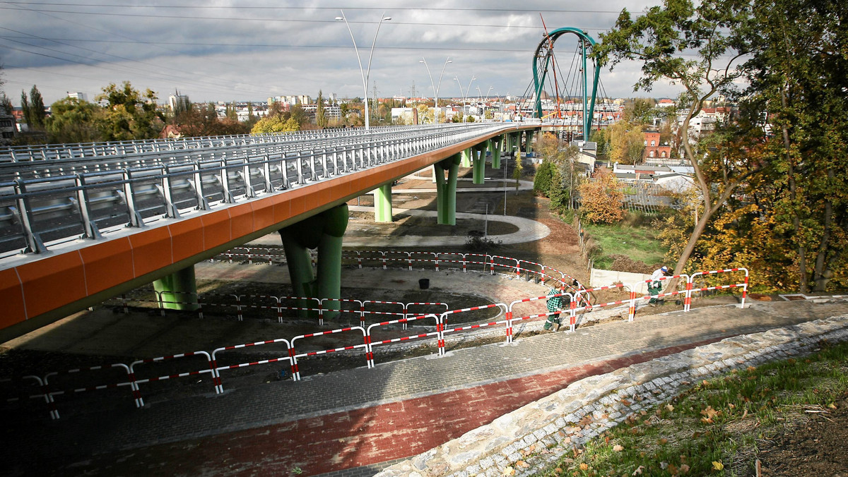 Otwarcie w Bydgoszczy Trasy Uniwersyteckiej z mostem, którego nazwa wywołała spór, zaplanowano na czwartek. Formalnie przeprawa do soboty będzie nosiła imię Lecha Kaczyńskiego, kiedy wchodzi w życie uchwała zmieniająca nazwę na Most Uniwersytecki.