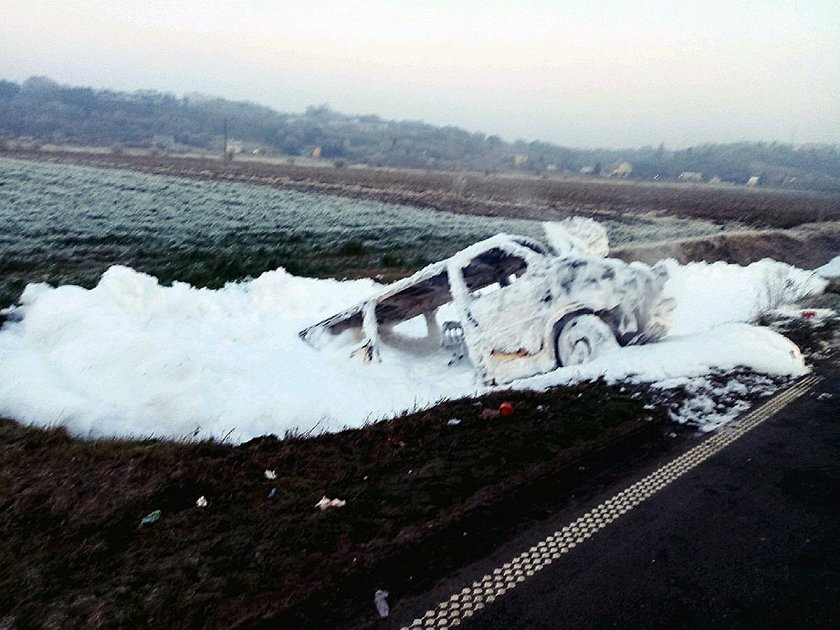 Groźny wypadek w Kujawsko-Pomorskiem. Bus spłonął, wielu rannych