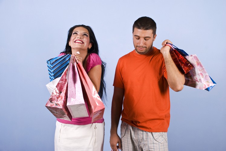 Co rozwściecza mężczyzn, gdy towarzyszą kobietom w zakupach?