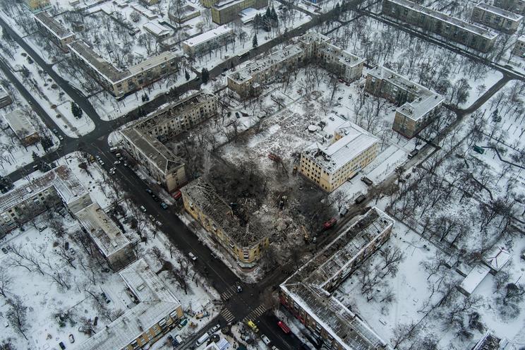 Orosz rakétatámadás érte lakóházak a kelet-ukrajnai Kramatorszkban 2023. február 2-án. A támadás következtében legalább két ember életét vesztette, hét pedig megsebesült / Fotó: MTI/EPA/Jevhen Honcsarenko